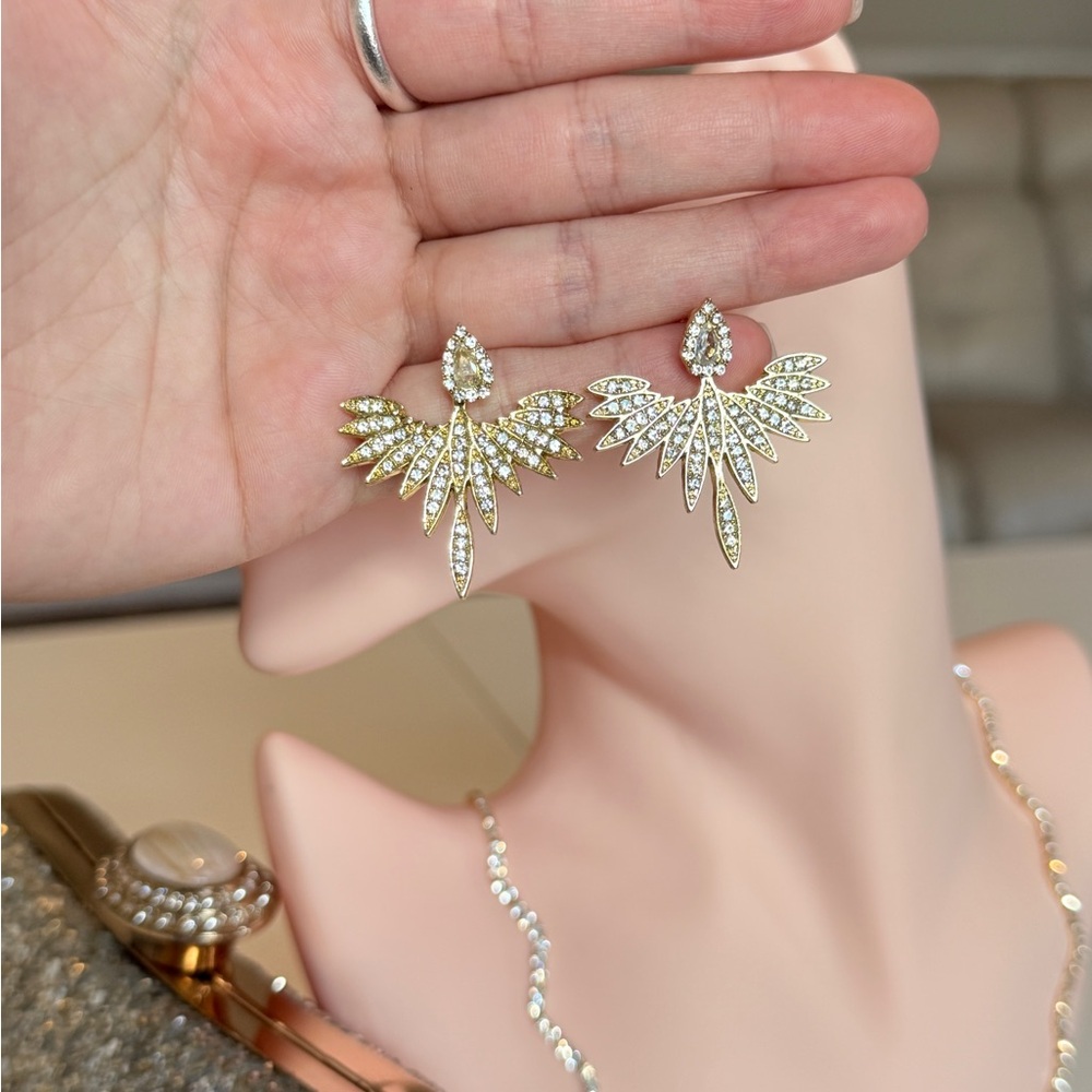 ⚜️ Elegant Gold Winged Earrings - Picture 10 of 10